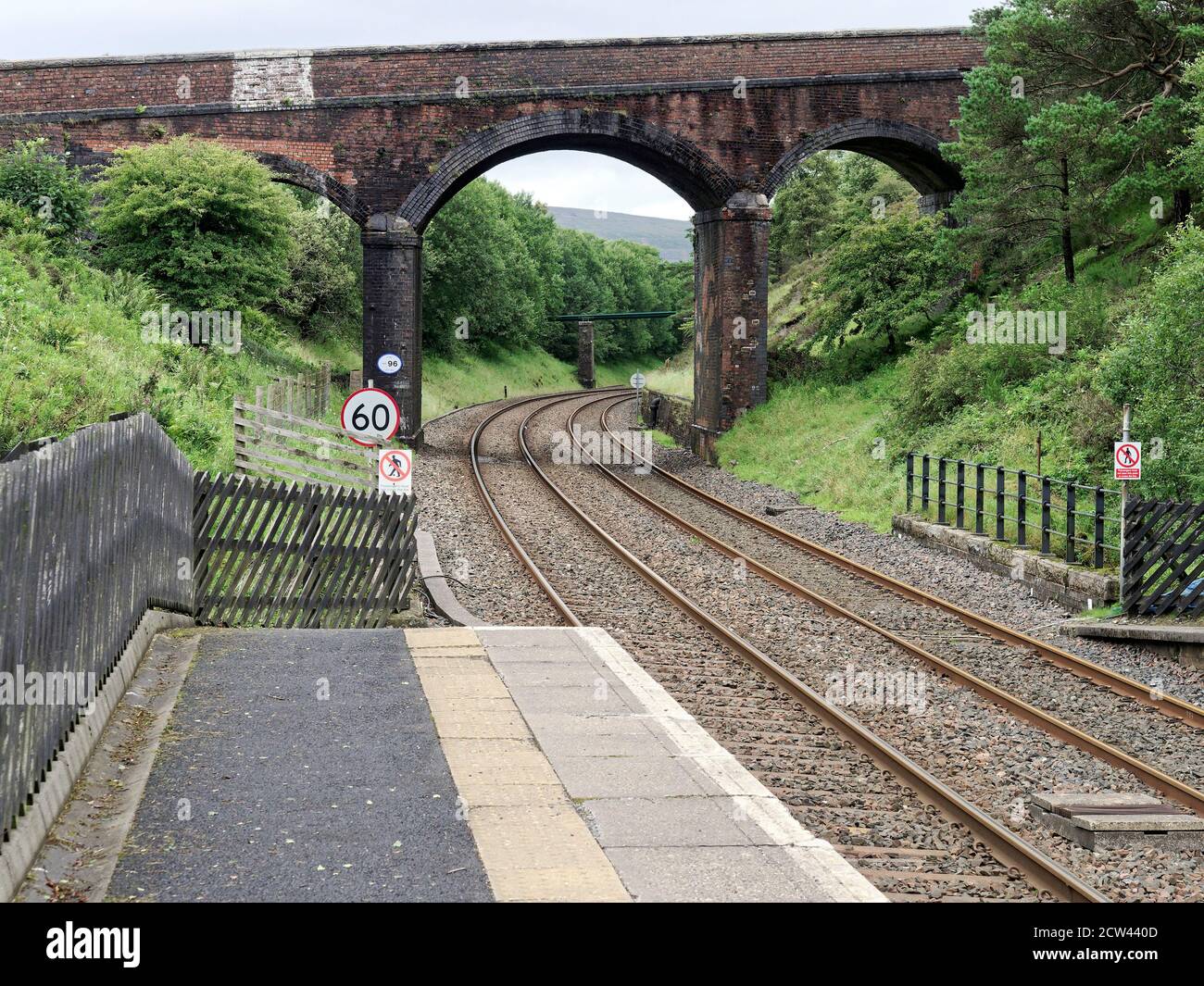 La gare de Dent, la plus haute gare ferroviaire d'Angleterre, se trouve sur la ligne Settle-Carlisle. Vue vers le nord depuis la plate-forme. Banque D'Images