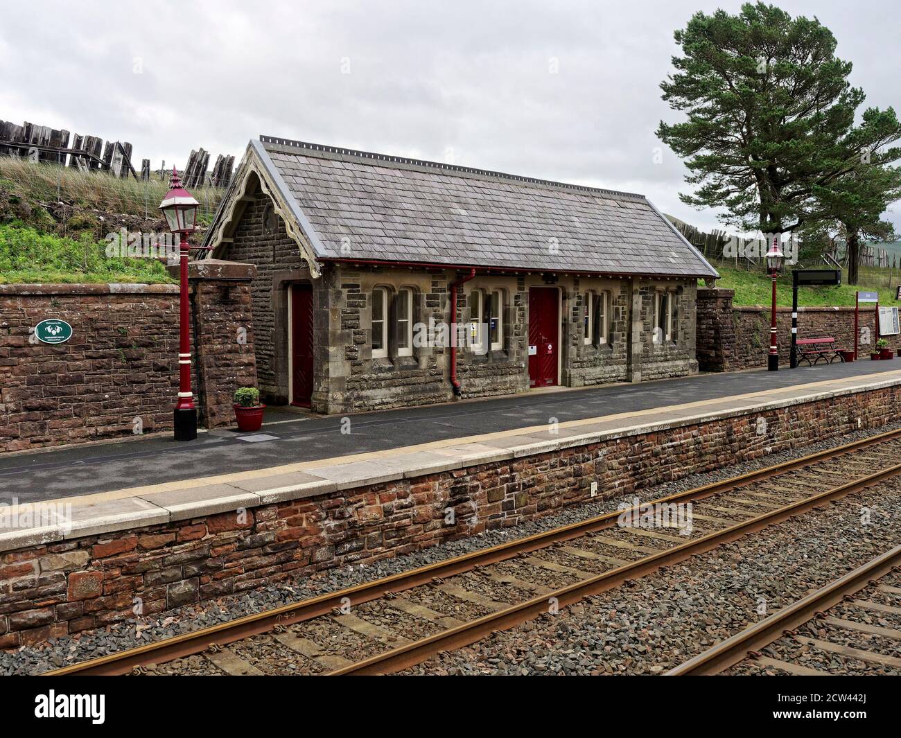 La gare de Dent, la plus haute gare ferroviaire d'Angleterre, se trouve sur la ligne Settle-Carlisle. Station en bas de la plate-forme construit sur un gris typique, jour humide. Banque D'Images