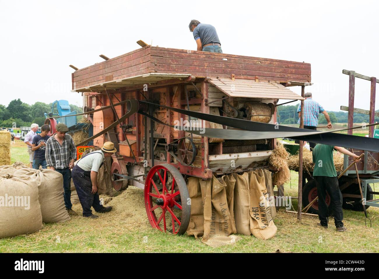 Machine de battage vintage lors d'un salon agricole à Bardwell, Suffolk, Royaume-Uni Banque D'Images