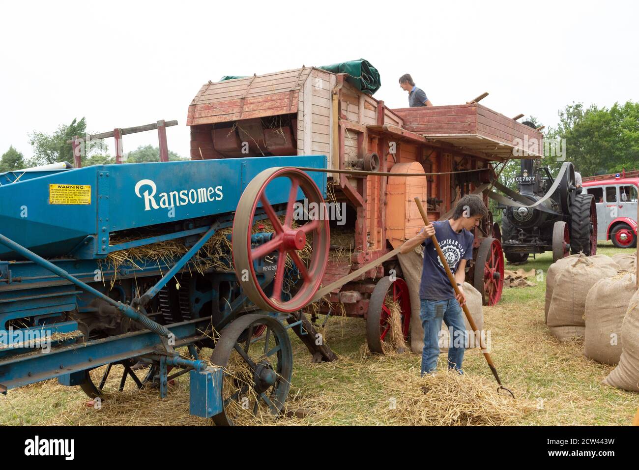 Machine de battage vintage lors d'un salon agricole à Bardwell, Suffolk, Royaume-Uni Banque D'Images