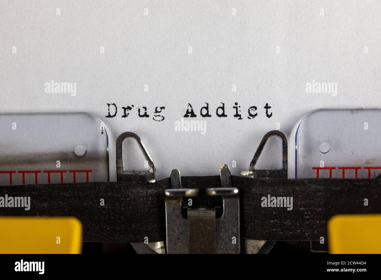 écrit sur la vieille machine à écrire avec le texte drogue addict Banque D'Images