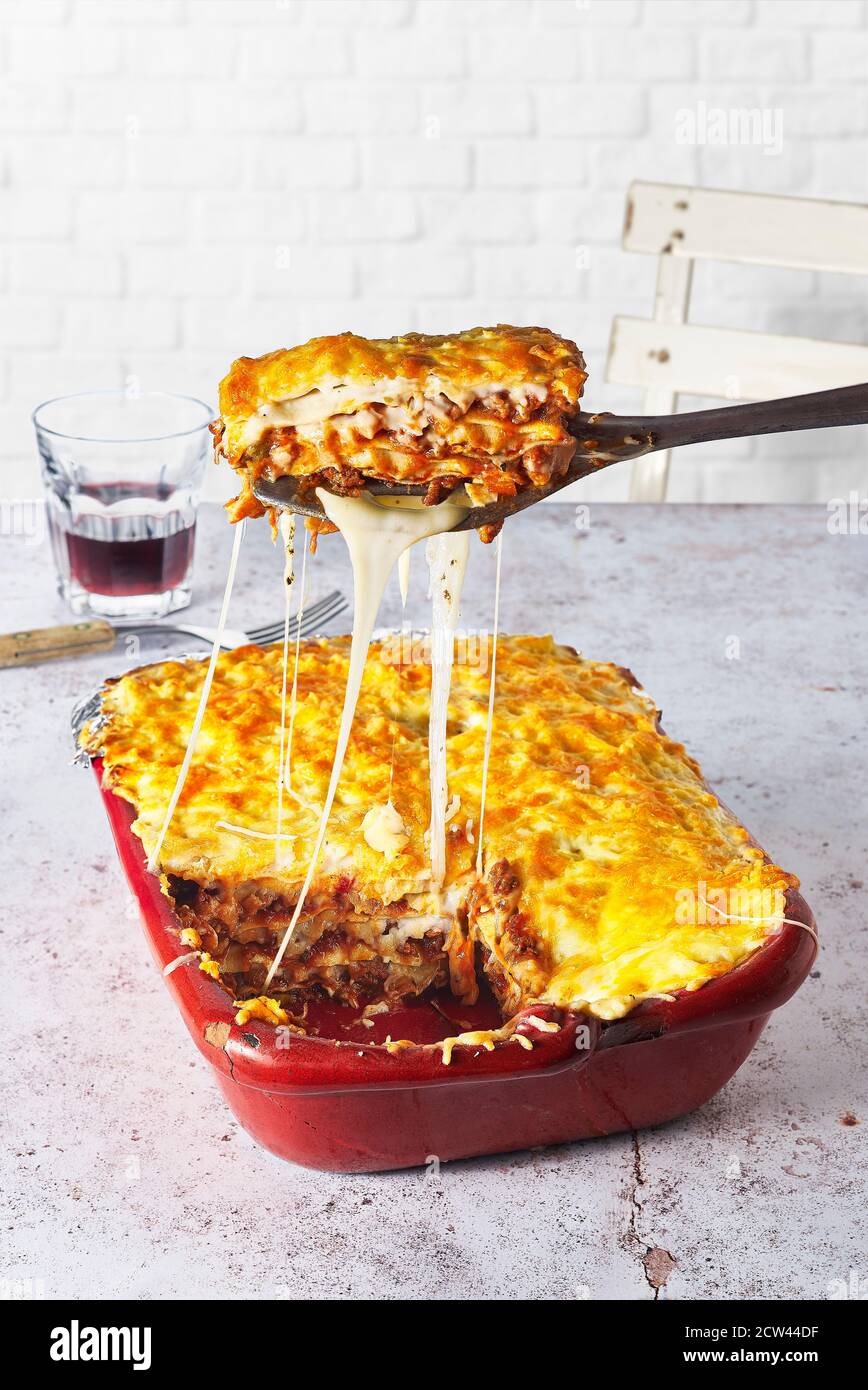 Lasagnes, plat typique de la tradition culinaire italienne. Banque D'Images