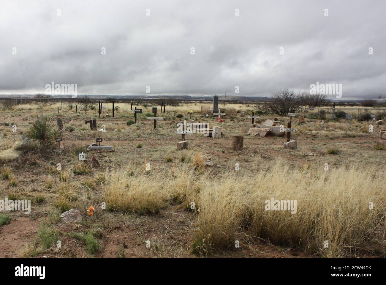 Vues sombres sur les vieilles tombes et les croisements dans un Sud-Ouest cimetière sous des nuages effrayants et inquiétants Banque D'Images