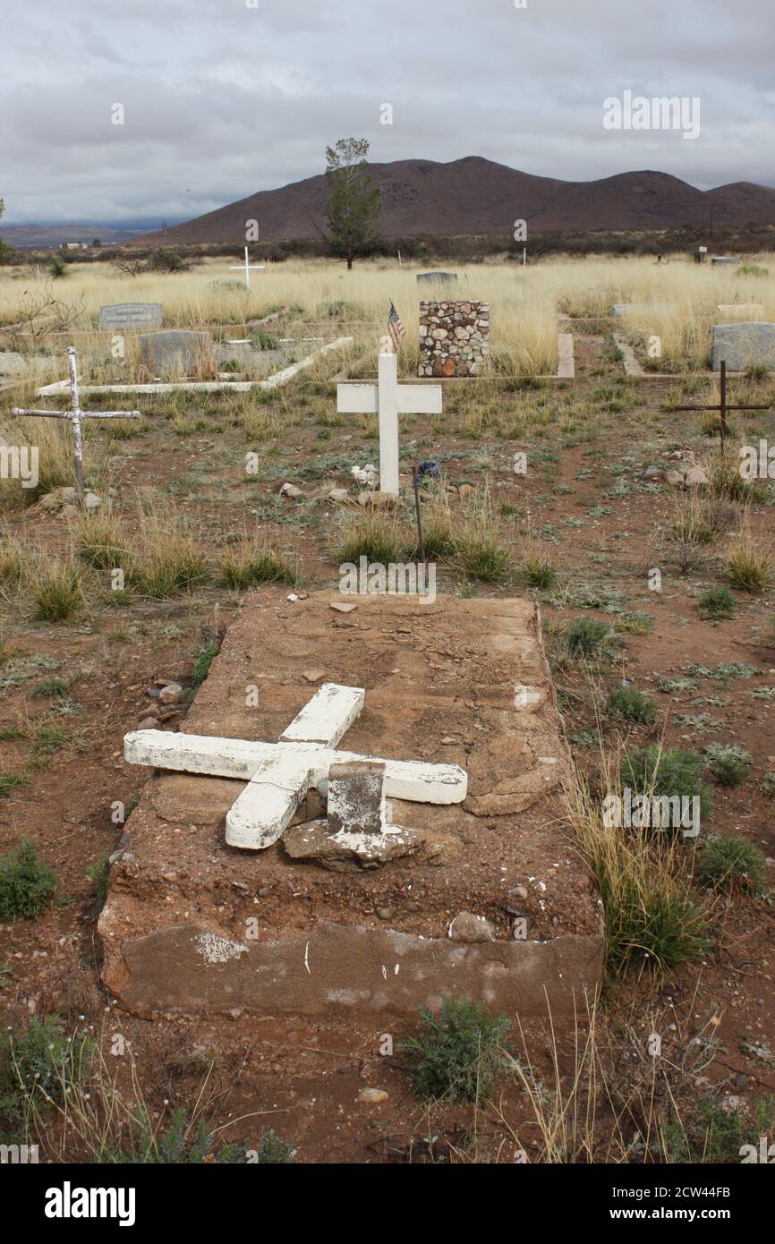 Vues sombres sur les vieilles tombes et les croisements dans un Sud-Ouest cimetière sous des nuages effrayants et inquiétants Banque D'Images