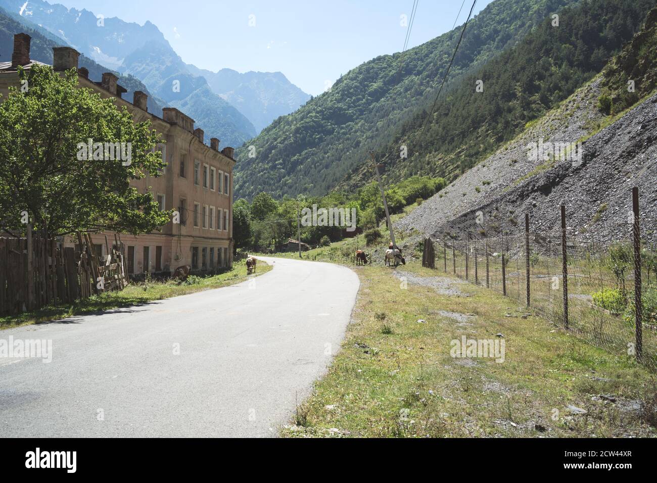 Immeuble résidentiel en terrain montagneux en été. Campagne en montagne par temps ensoleillé Banque D'Images