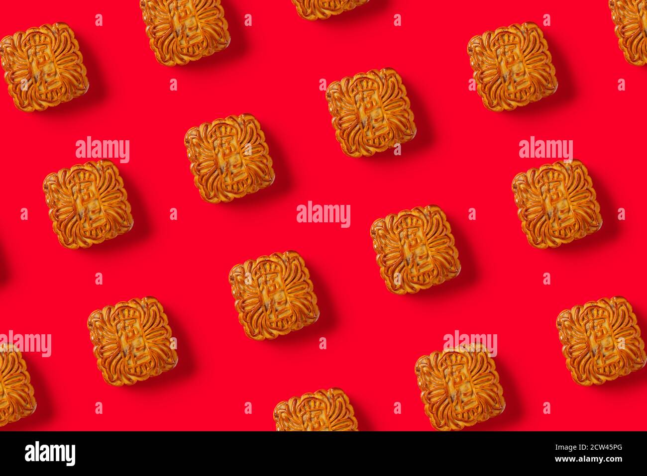 Traduction du chinois en anglais-cinq noyaux-vue du dessus traditionnel gâteau de lune sur les lignes rouges, aucun logo ni marque commerciale Banque D'Images