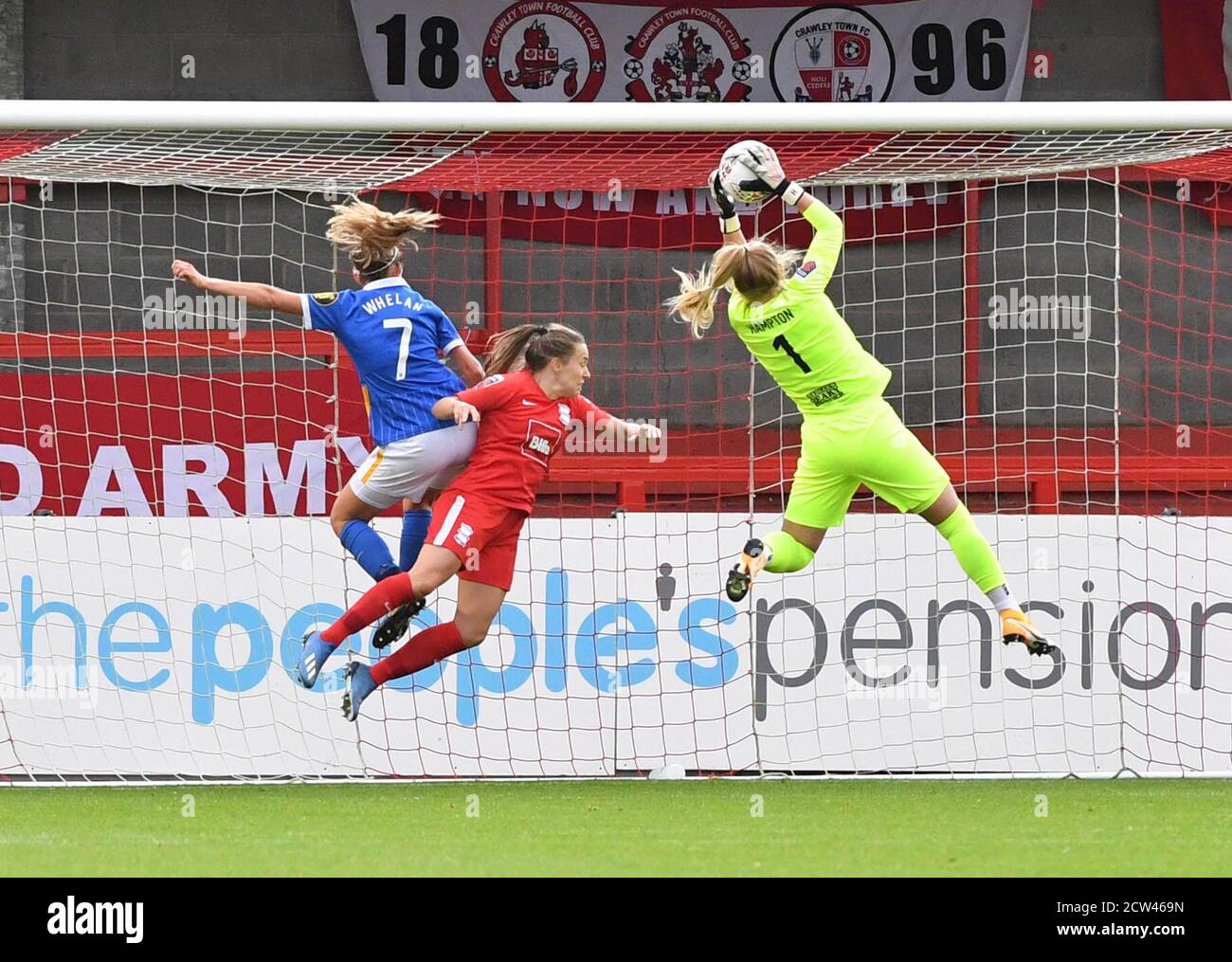 Crawley, Royaume-Uni. 27 septembre 2020. Hannah Hampton Goalkeeper de Birmingham City fait un pas vital pour empêcher Brighton de s'égaliser lors du match final de la coupe FA des femmes du quartier entre Brighton & Hove Albion Women et Birmingham City Women au People's Pension Stadium le 27 septembre 2020 à Crawley, au Royaume-Uni. (Photo de Jeff Mood/phcimages.com) Credit: PHC Images/Alamy Live News Banque D'Images