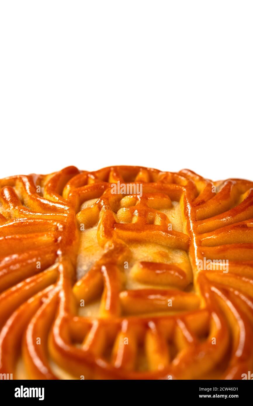 Traduction du chinois en anglais-cinq noyaux-traditionnel mooncake gros plan sur blanc avec espace de copie, pas de logo ou de marque Banque D'Images