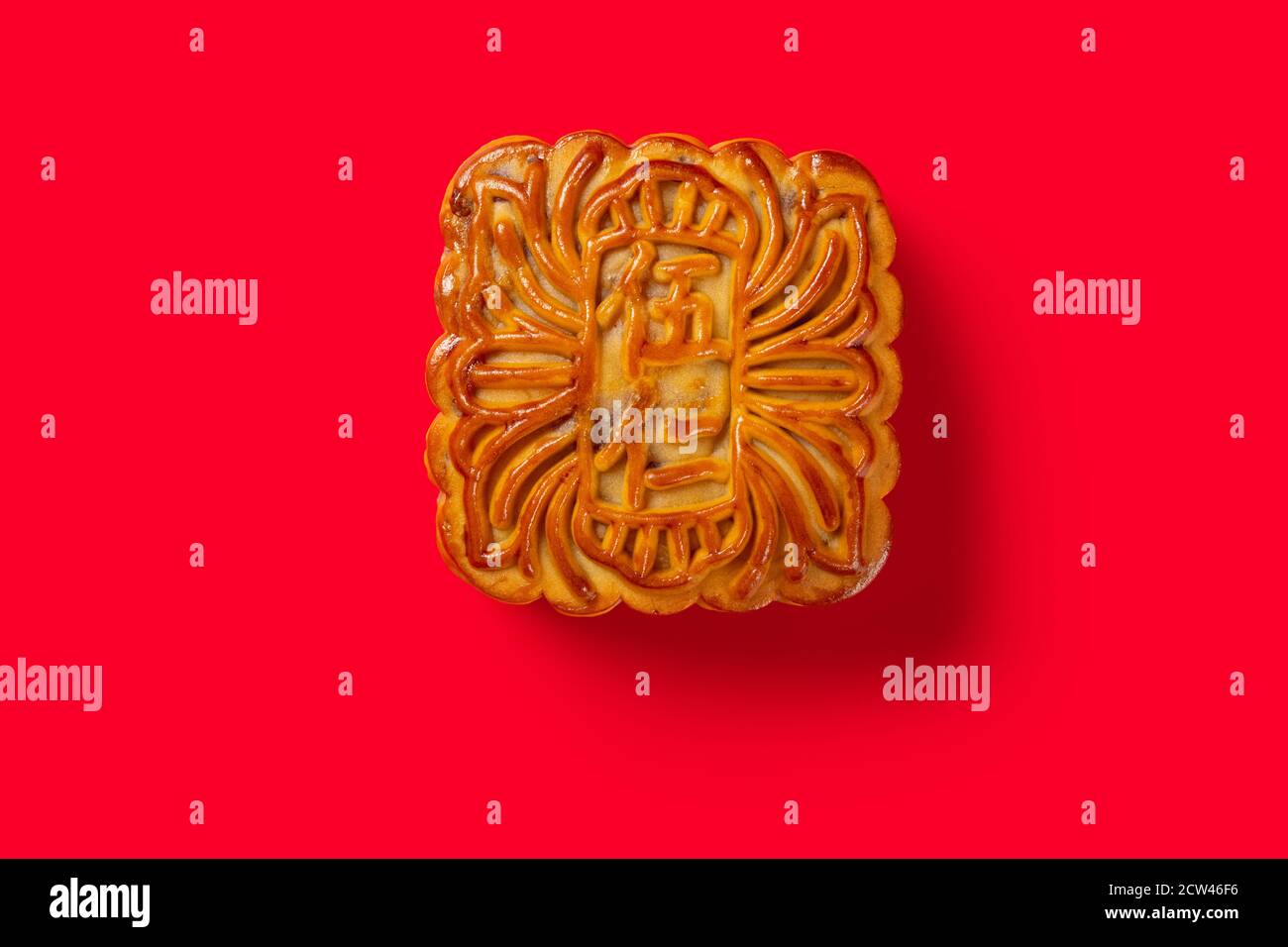 Traduction du chinois en anglais-cinq noyaux-vue du dessus traditionnel gâteau de lune en rouge, aucun logo ni marque commerciale Banque D'Images
