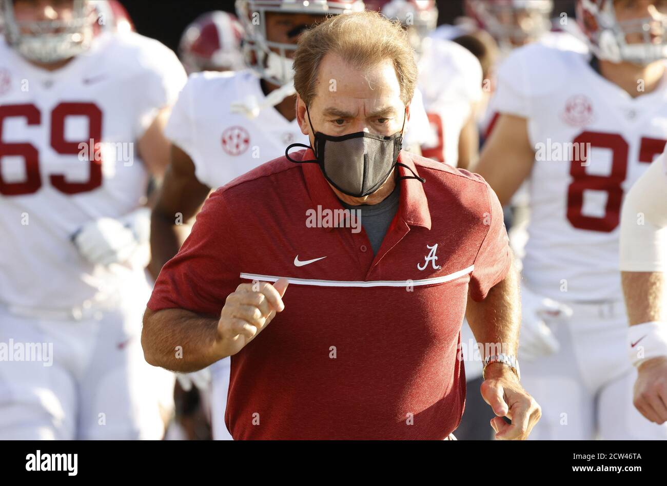 Columbia, États-Unis. 27 septembre 2020. Nick Saban, entraîneur en chef d'Alabama, dirige son équipe sur le terrain pour un match contre le Missouri au champ de Faurot à Columbia, Missouri, le samedi 26 septembre 2020. Photo de piscine par Kent Gidley/UPI crédit: UPI/Alay Live News Banque D'Images