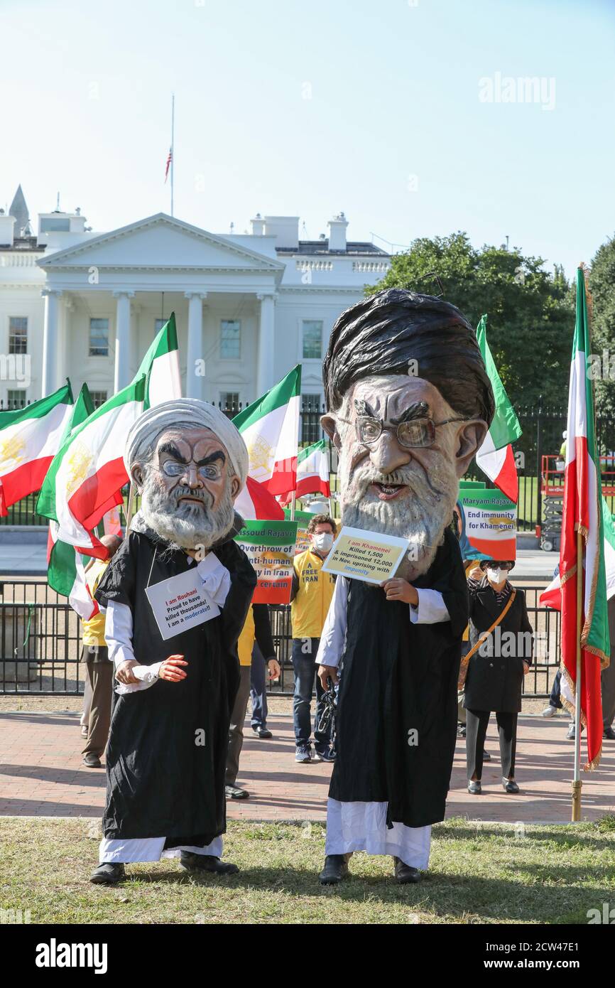 Deux partisans du Conseil national de la résistance de l’Iran (NCRI) sont déguisés à l’image du président du régime iranien Hassan Rouhani, Et le Guide suprême Ali Khamenei lors d'un rassemblement à l'extérieur de la Maison Blanche, RASSEMBLEMENT organisé par des dizaines de membres de la communauté iranienne de Virginie, en même temps que la 75e session annuelle de l'Assemblée générale des Nations Unies. Les Iraniens ont appelé l'organe mondial à tenir le régime iranien responsable de l'exécution des dissidents et de la torture et des mauvais traitements infligés aux prisonniers politiques. Banque D'Images