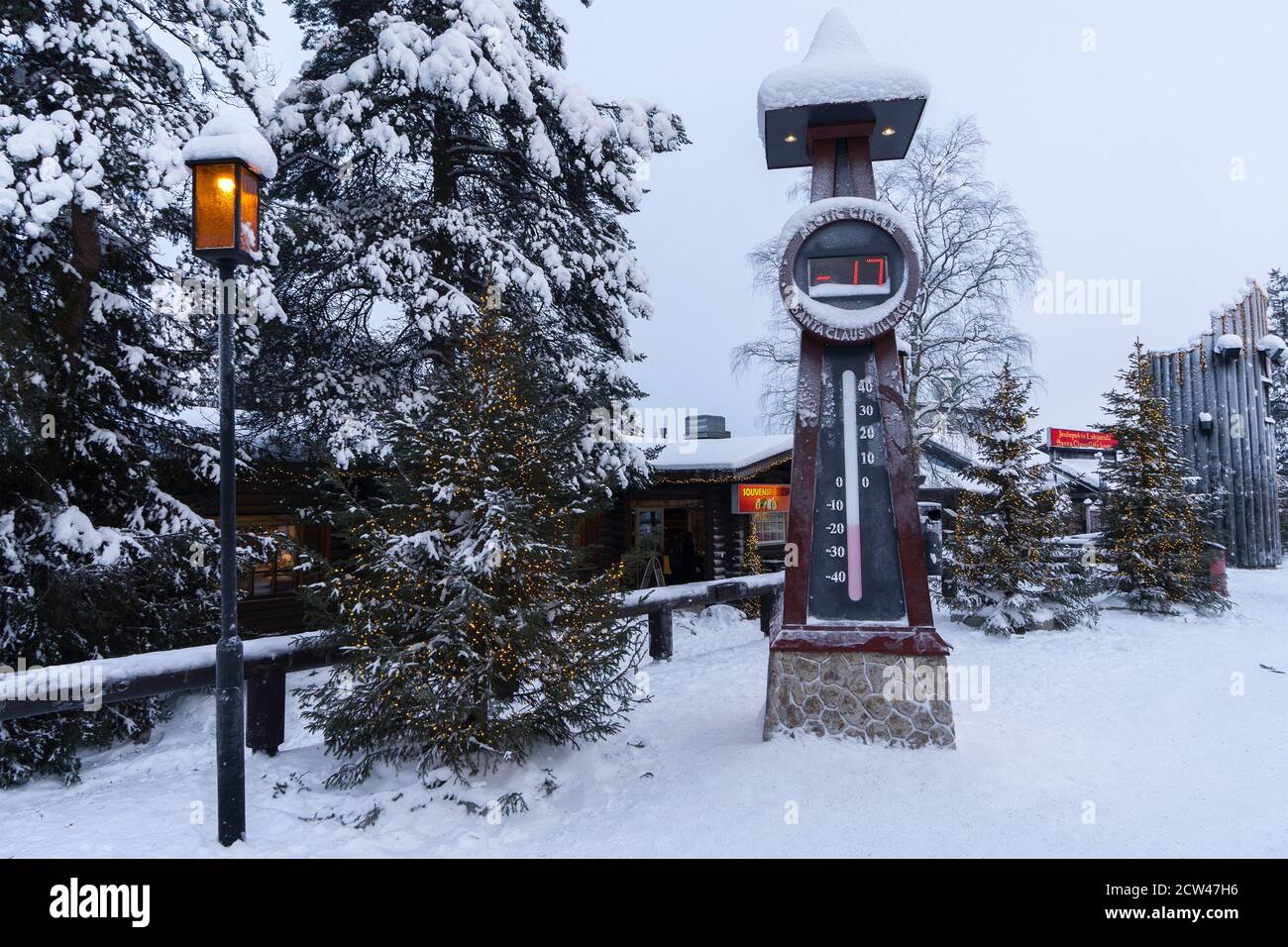Grande horloge de rue gelée montrant 17 degrés en dessous de zéro dans le village du Père Noël. Noël d'hiver et le nouvel an arrière-plan. Banque D'Images