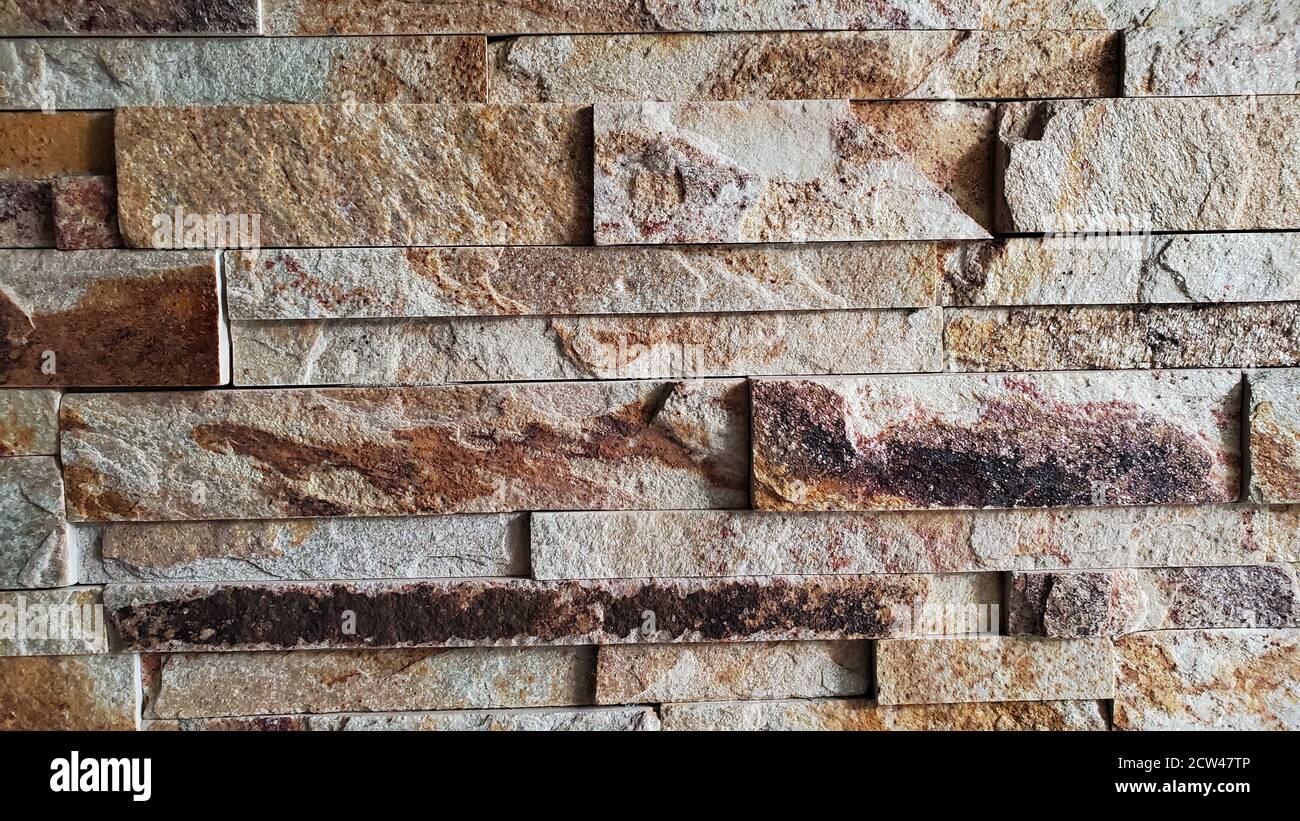 Texture de mur en brique de pierre rugueuse avec espace de copie. Architecture de surface carrelée. Fond de mur de maçonnerie. Finition de bâtiment de couleur neutre Banque D'Images