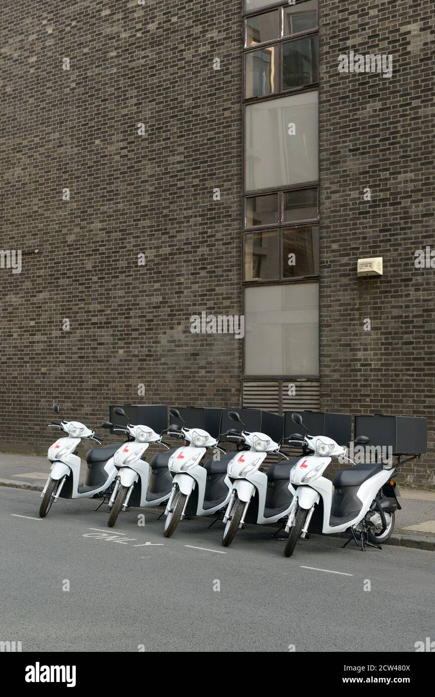 Rangée de scooters blancs à emporter, Wilson Street, Londres, Royaume-Uni Banque D'Images