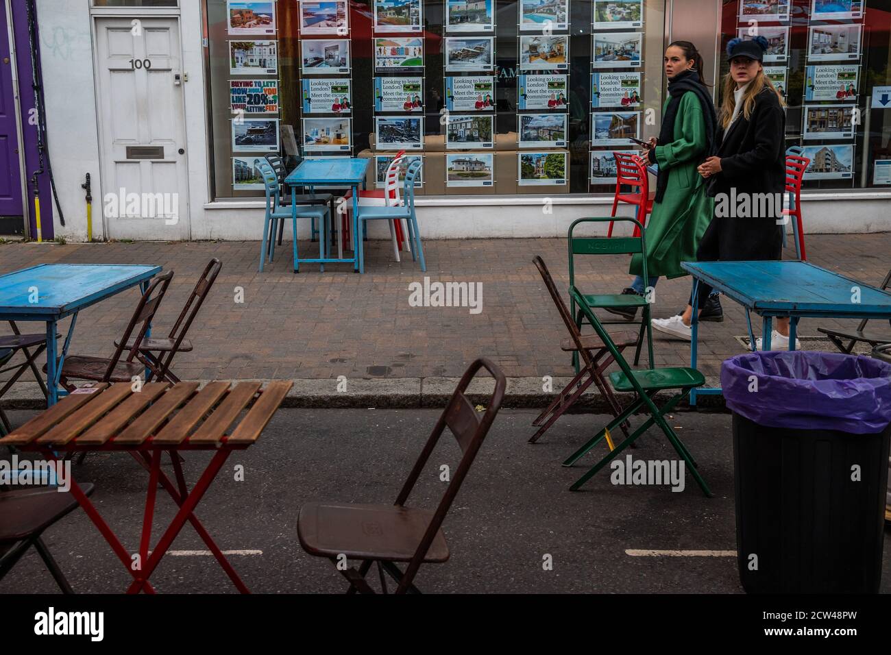 Londres, Royaume-Uni. 27 septembre 2020. Marchés contrastés - les agents immobiliers offrent de l'aide pour se déplacer dans le pays tandis que les tables de bar restent vides - le dernier jour de la fermeture de la route pour manger et boire en plein air et à l'heure de pointe pour le déjeuner du dimanche, mais la plupart des établissements sont vides. Un double caprice pour le secteur des loisirs, alors que le temps anormalement chaud disparaît, à l’arrivée de l’automne, et que le gouvernement apporte des contrôles plus stricts en réponse à l’augmentation des cas Covid 19. Des moments difficiles pour les restaurants et les bars de Northcote Road, Battersea/Clapham. Crédit : Guy Bell/Alay Live News Banque D'Images