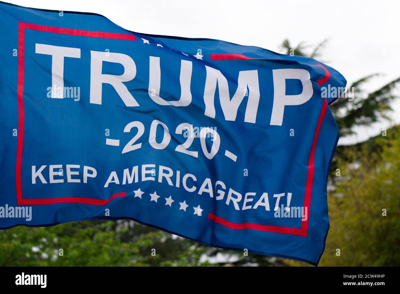 Drapeau des élections américaines 2020 entre Donald Trump (républicain) et Joe Biden (Democrate). Arrière-plan avec arbres et ciel hors foyer. Banque D'Images