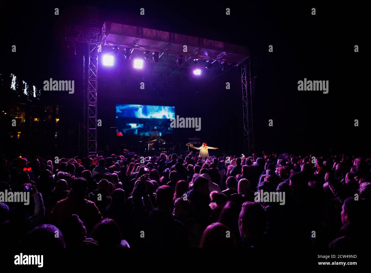 Foule devant la scène lors d'un concert de rue nocturne Banque D'Images