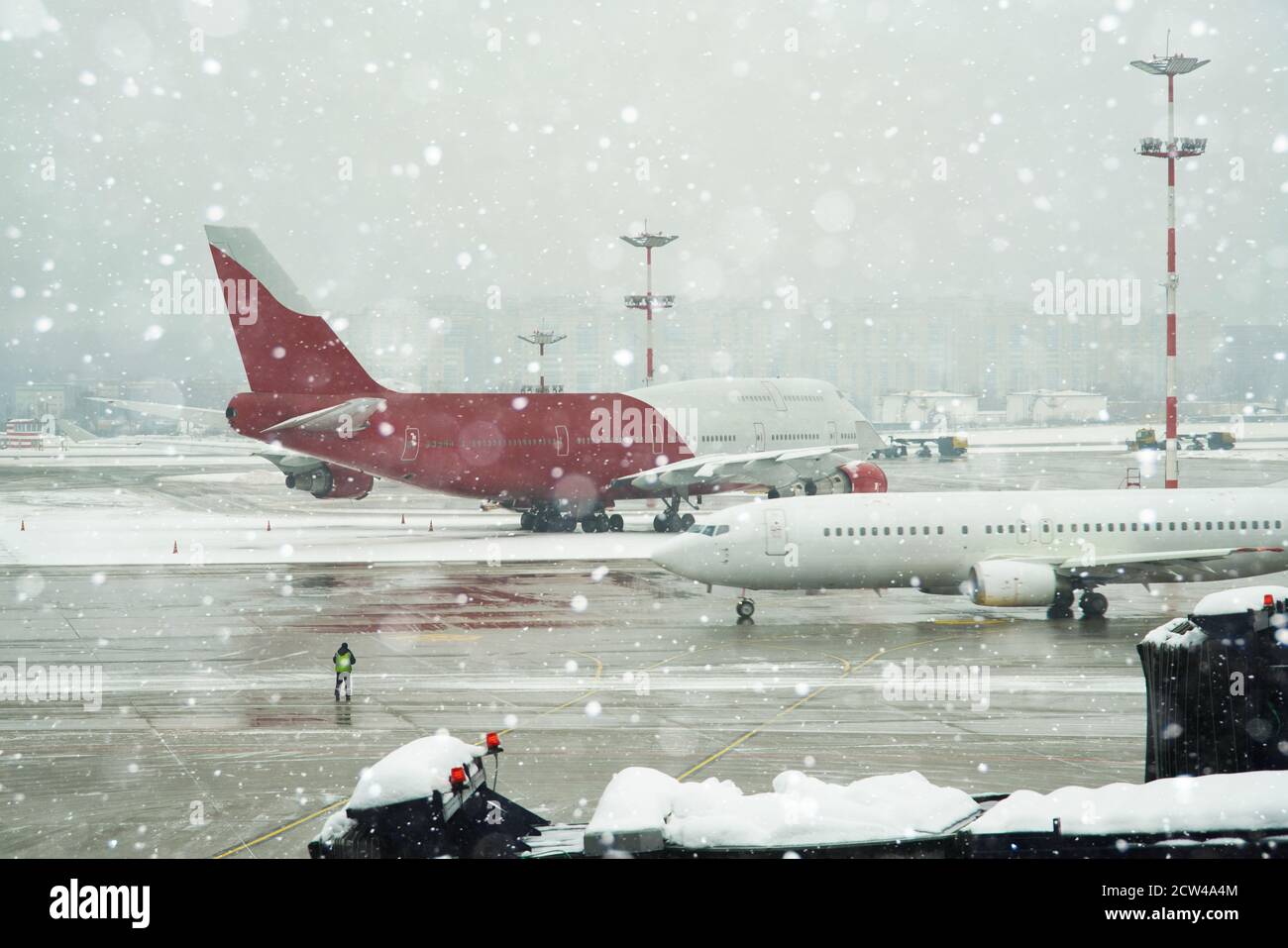 Terminal de l'aéroport sous les chutes de neige hivernales. Banque D'Images