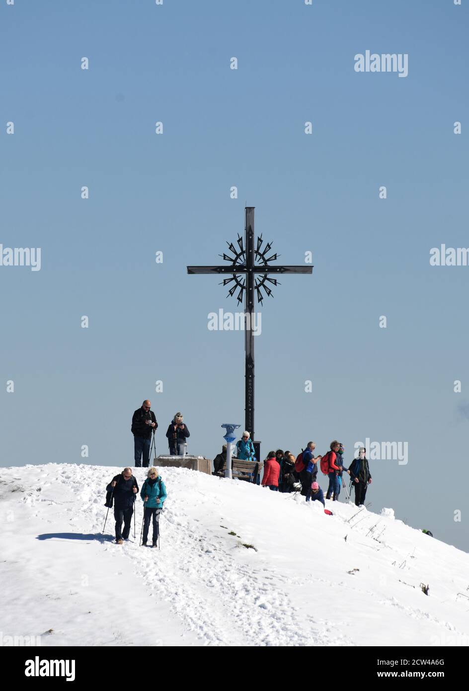 Lenggries, Allemagne. 27 septembre 2020. Les randonneurs se tiennent sur un sommet enneigé à Brauneck. Credit: Tobias Hase/dpa/Alay Live News Banque D'Images