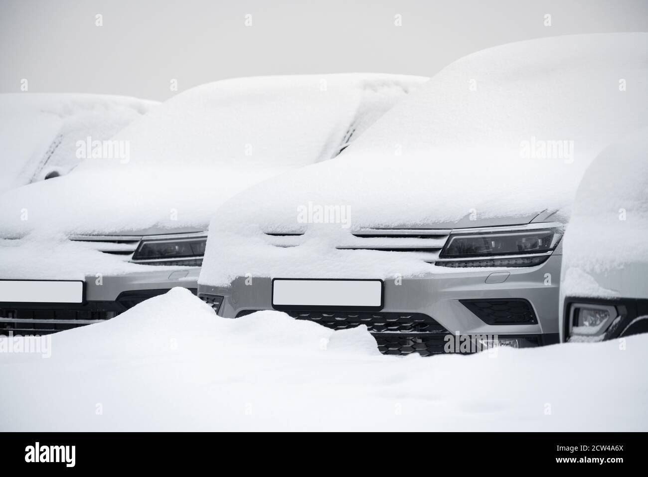 Voitures en stationnement couvert de neige Banque D'Images