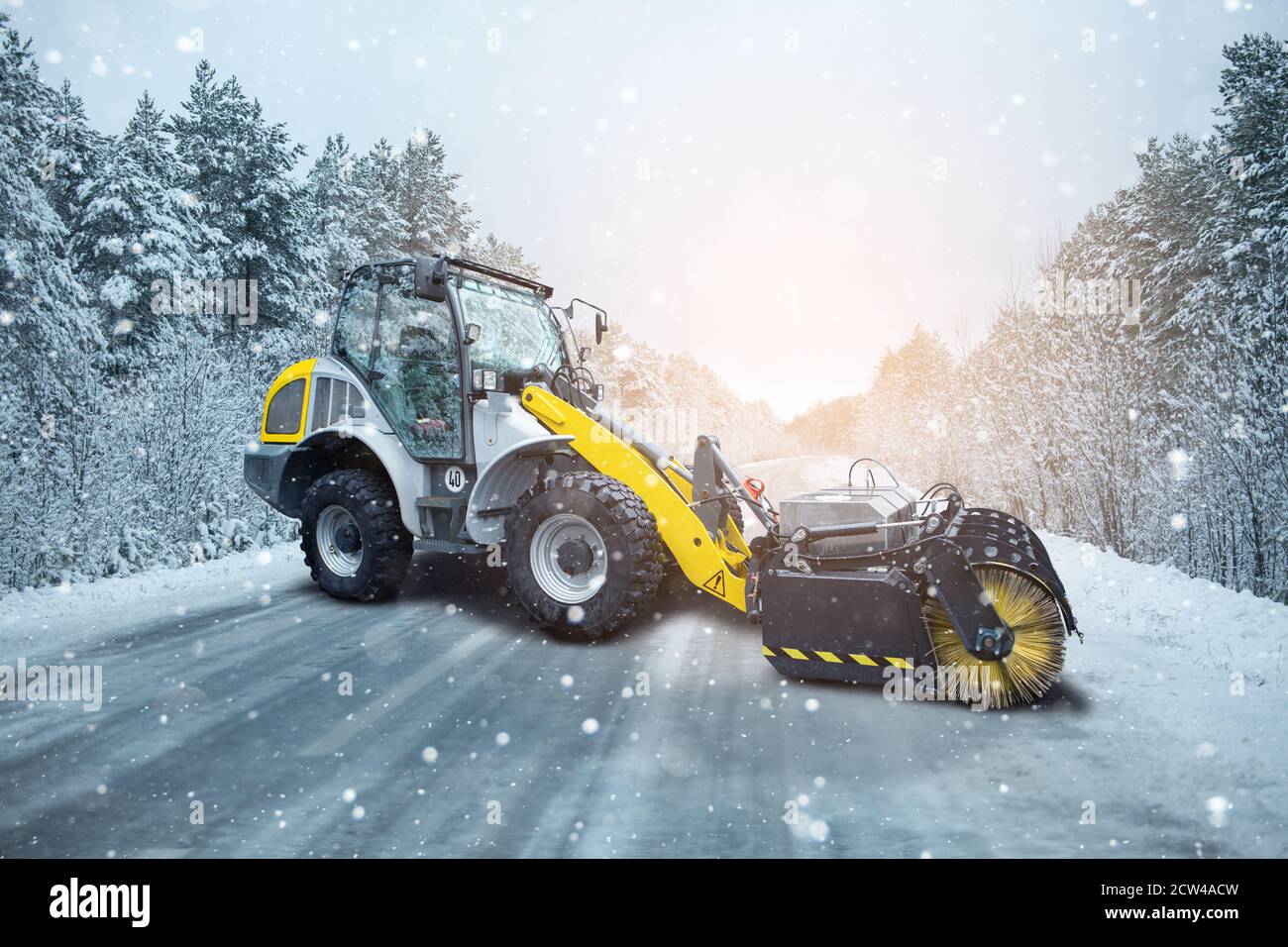 Souffleuse à neige pour le traitement antigivrage des routes d'hiver. Banque D'Images