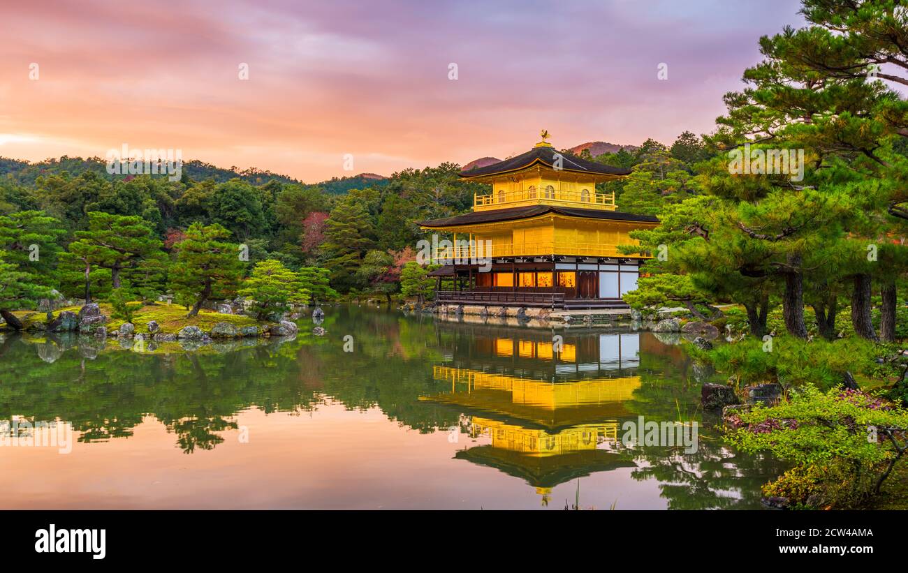 Kyoto, Japon à Kinkaku-ji, Le Temple du pavillon d'or au crépuscule. Banque D'Images