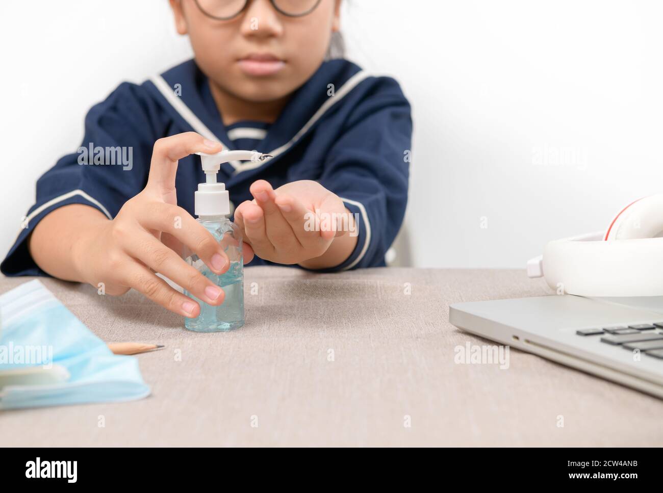 Fille asiatique utilisant le distributeur de gel désinfectant pour les mains de lavage, se laver la main avec de l'alcool désinfectant, prévenir le virus et les bactérias, hygiène et Covid-19 vi Banque D'Images