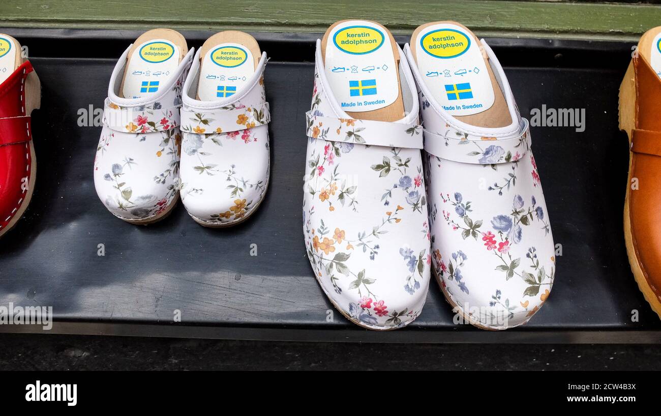 Chaussures de sabots traditionnelles et magnifiques suédoises, appelées «  träskor » Photo Stock - Alamy
