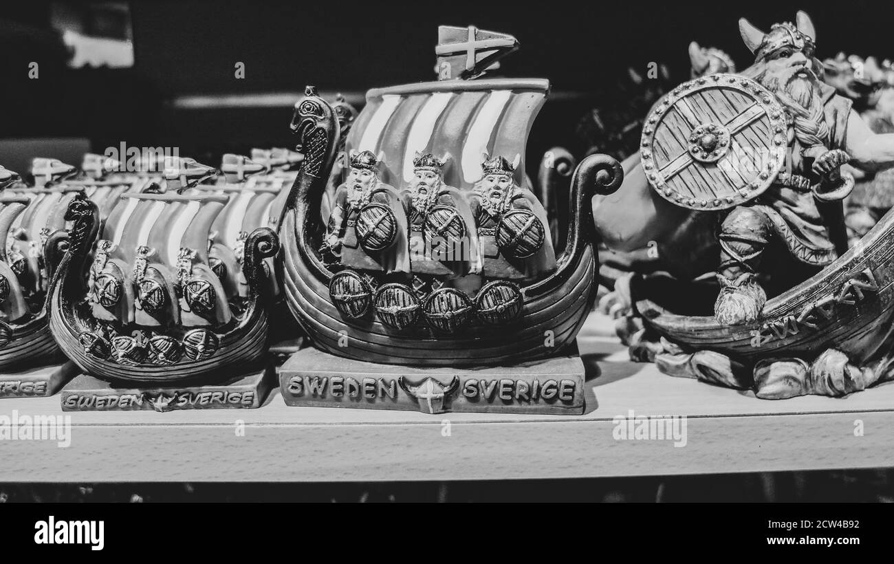 Petites figurines viking et bateau viking à un cadeau souvenir boutique Banque D'Images