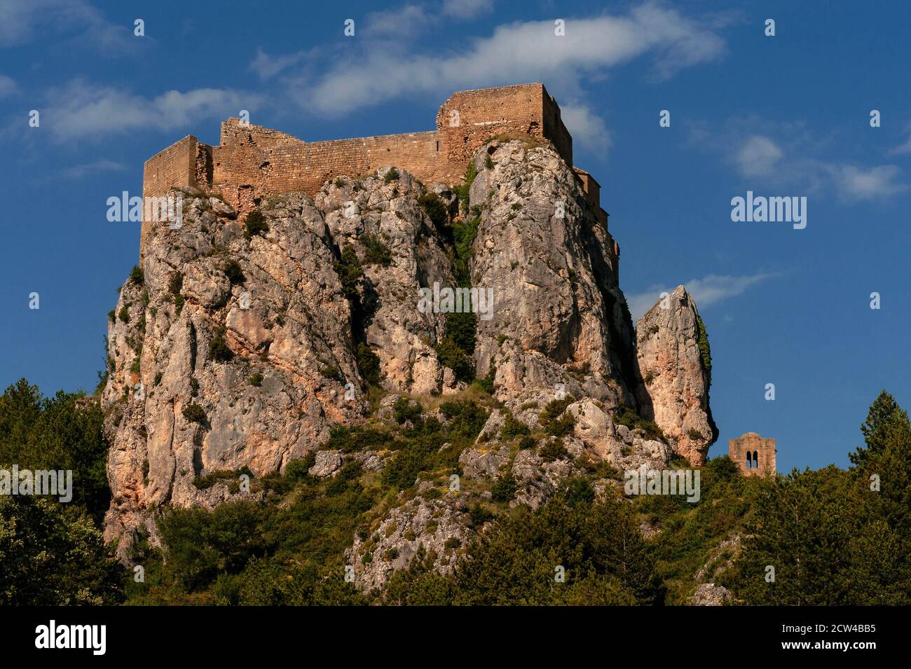 Le Castillo de Loarre médiéval, à Loarre, Huesca, Aragon, Espagne. Le château a été fondé en 1020 après J.-C. par le roi Sancho III de Navarre en tant que forteresse et résidence royale. C'est l'un des plus anciens châteaux d'Espagne. Son emplacement dans les contreforts des Pyrénées était un éperon rocheux presque impénétrables à environ 1 070 m (3 510 pi) au-dessus du niveau de la mer, commandant une grande zone de la frontière entre les territoires chrétiens et musulmans. Il a été agrandi à partir de 1073 par le roi Sancho Ramirez d'Aragon, qui l'a utilisé comme base pour sa conquête réussie de Huesca. Banque D'Images