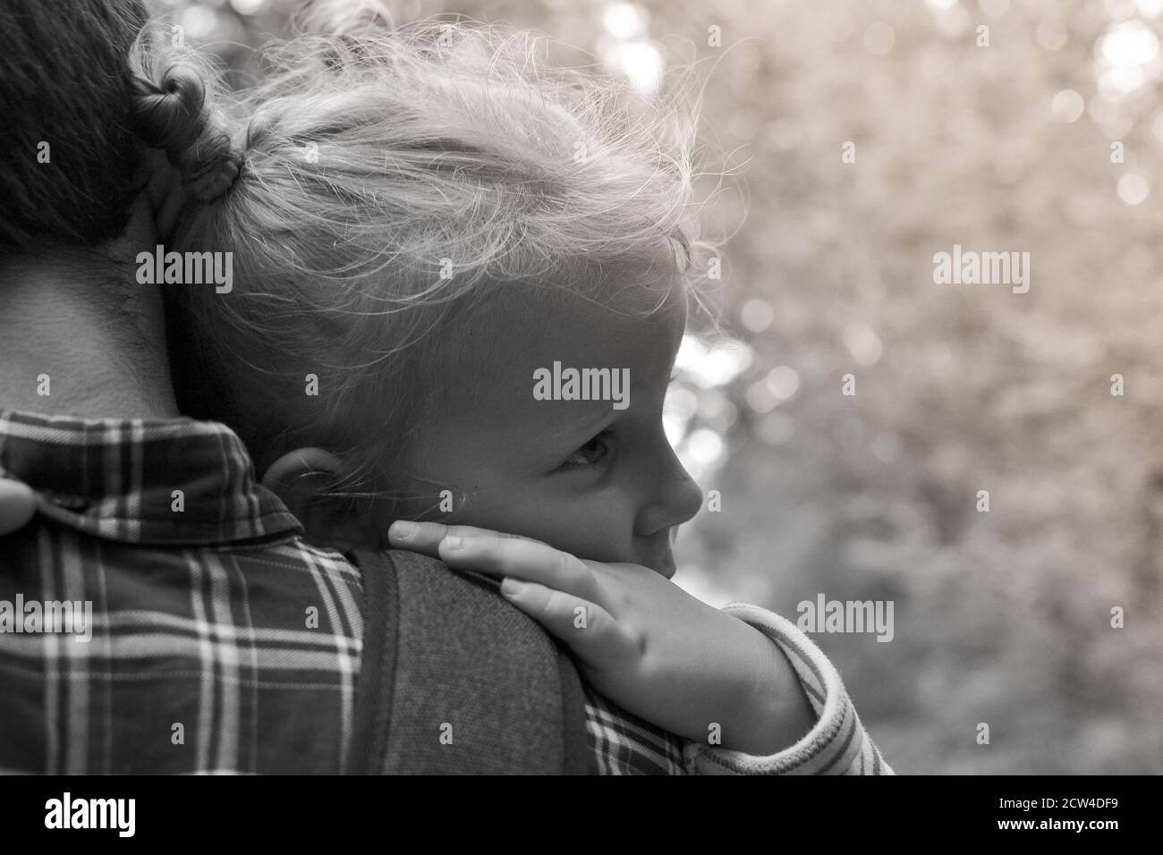 Le Bebe Calins Papa Le Pere Tient Une Petite Fille Mignonne Dans Ses Bras Portrait D Automne D Un Enfant Famille Heureuse Et Moments D Enfance Photo Stock Alamy