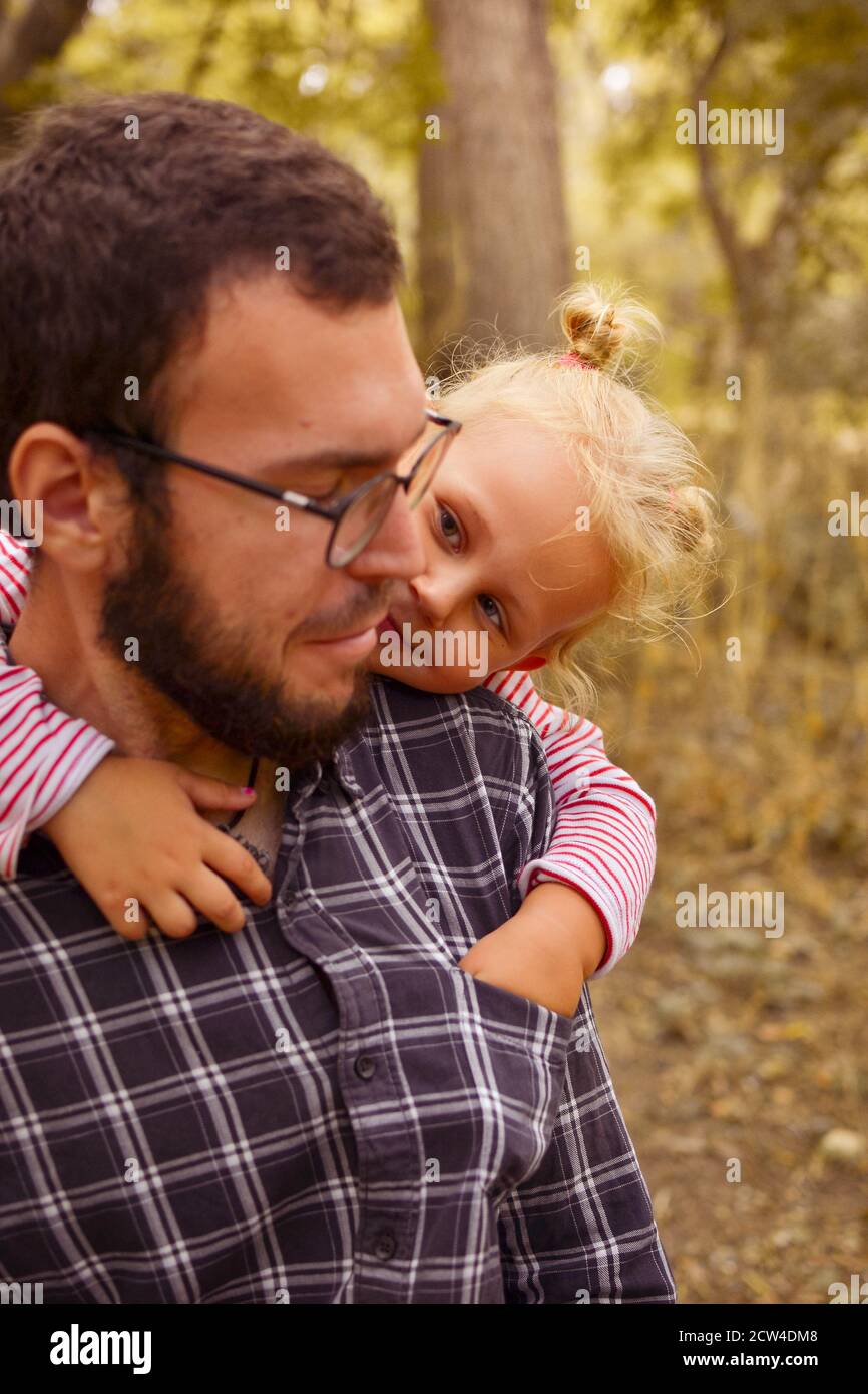 Le Bebe Calins Papa Le Pere Tient Une Petite Fille Mignonne Dans Ses Bras Portrait D Automne D Un Enfant Famille Heureuse Et Moments D Enfance Photo Stock Alamy