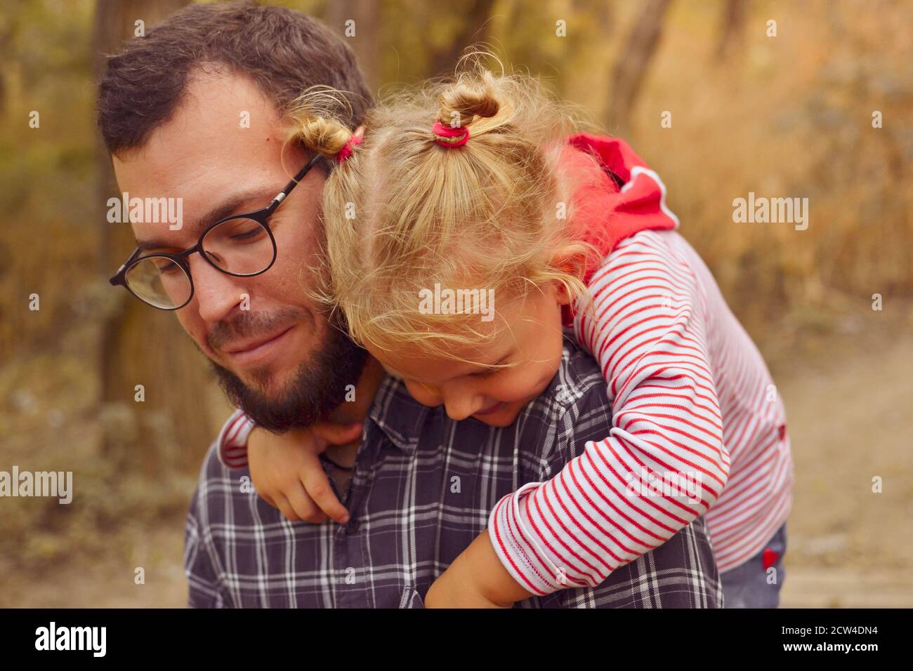 Le Bebe Calins Papa Le Pere Tient Une Petite Fille Mignonne Dans Ses Bras Portrait D Automne D Un Enfant Famille Heureuse Et Moments D Enfance Photo Stock Alamy