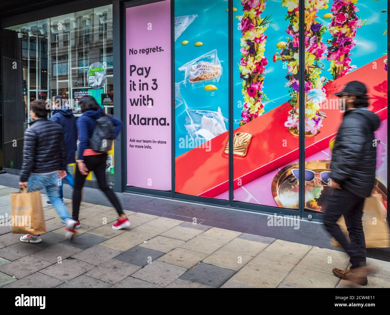 Système de paiement de crédit Klarna. Publicité Klarna disponible dans un magasin sur Londres Oxford St. Klarna est un système acheter maintenant payer plus tard populaire avec les jeunes. Banque D'Images