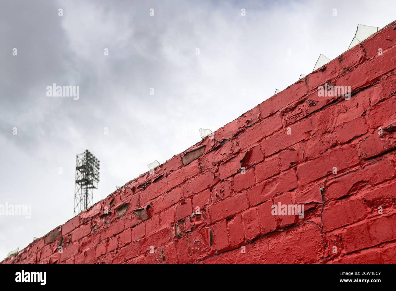 Les temps d'une époque révolue alors que le verre continue à racolles Haut du mur de périmètre de sable d'Oakwell West Banque D'Images