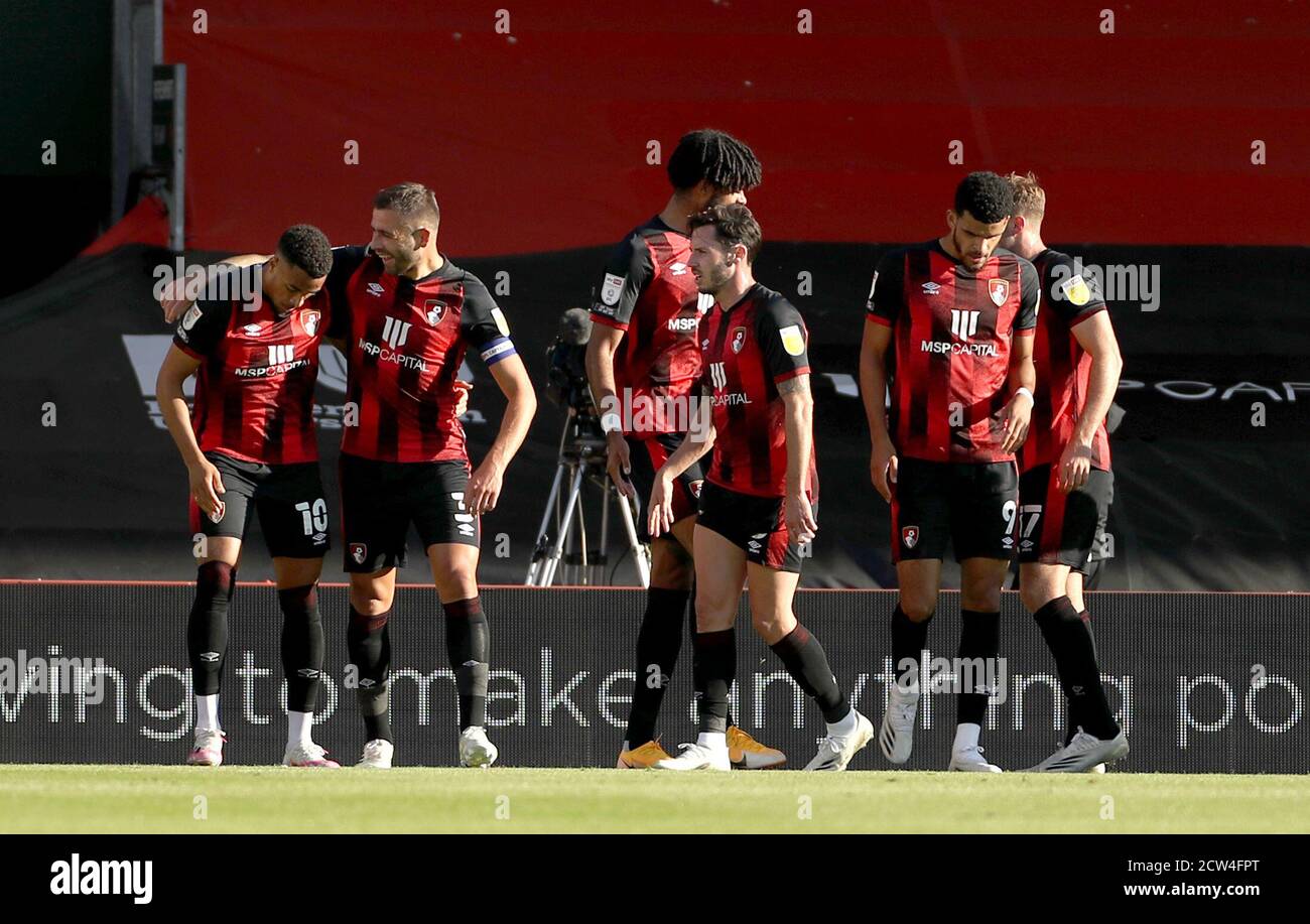 Arnaut Danjuma (à gauche), de l'AFC Bournemouth, célèbre avec ses coéquipiers le premier but de son équipe lors du match du championnat Sky Bet au stade Vitality, à Bournemouth. Banque D'Images