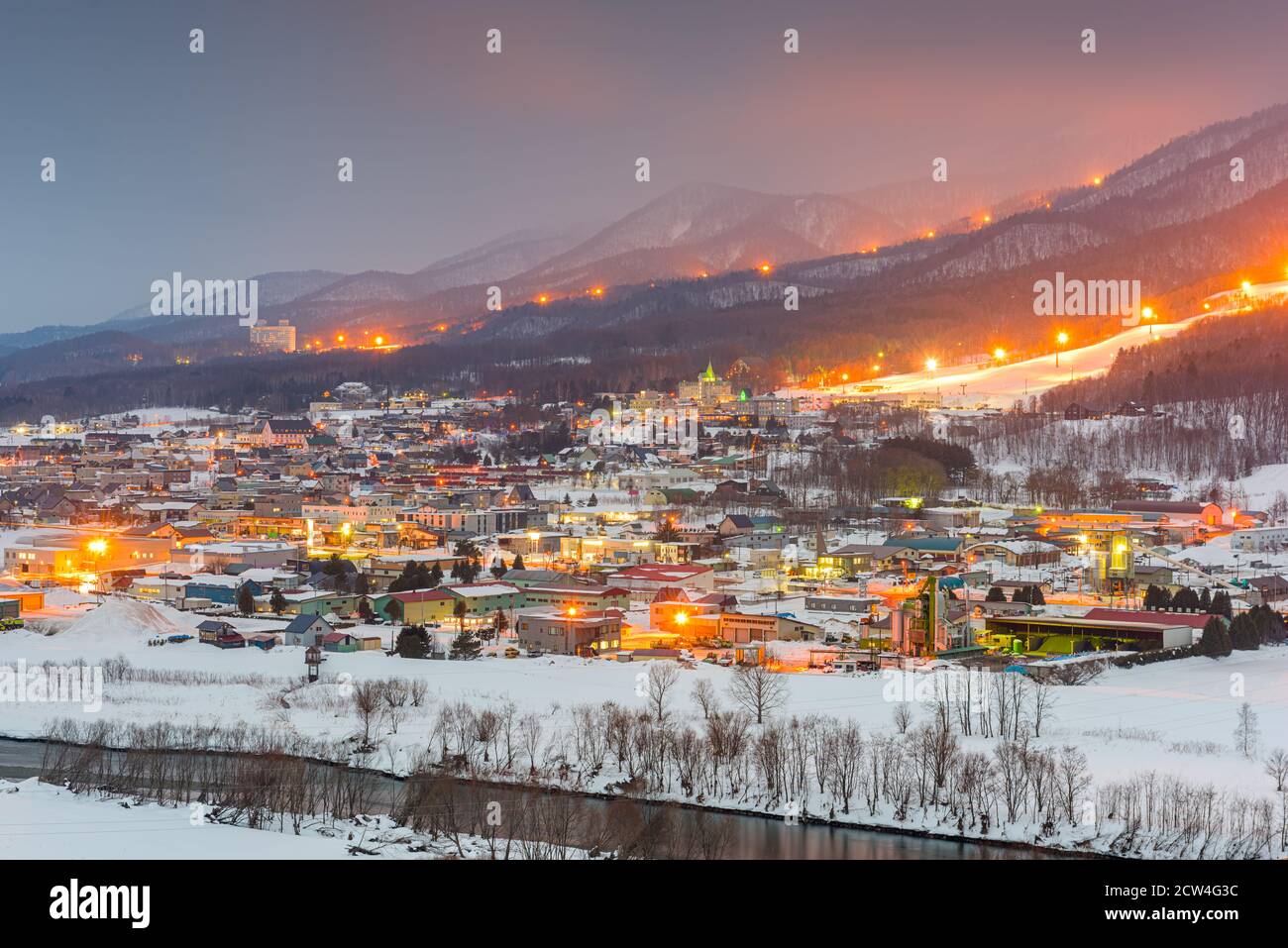 Furano, Hokkaido, Japon ville skyline en hiver au crépuscule. Banque D'Images