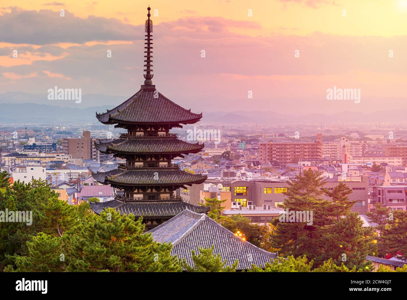 Nara, Japon pagode et cityscape at Dusk. Banque D'Images