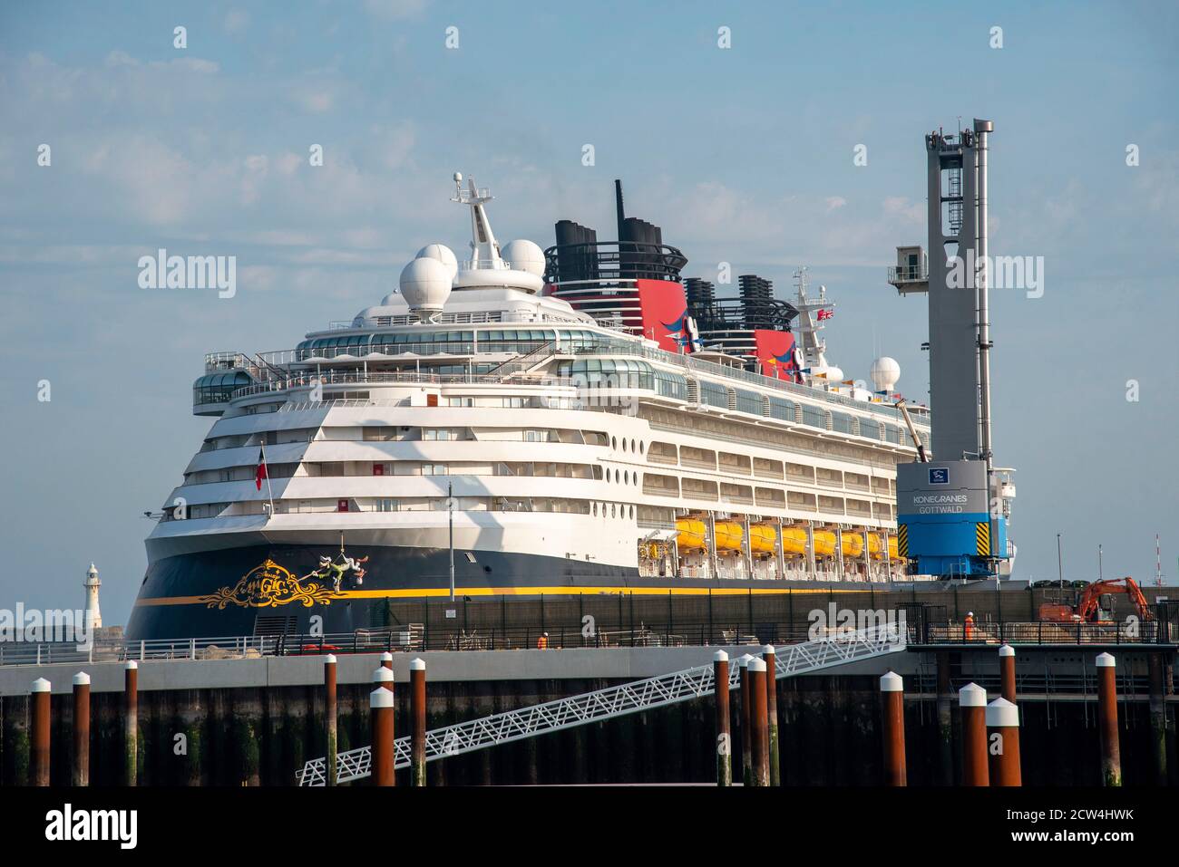 Dover, Kent, Angleterre, Royaume-Uni. Le bateau de croisière américain Disney Magic le long du port de Douvres pendant le confinement de Covid. Banque D'Images