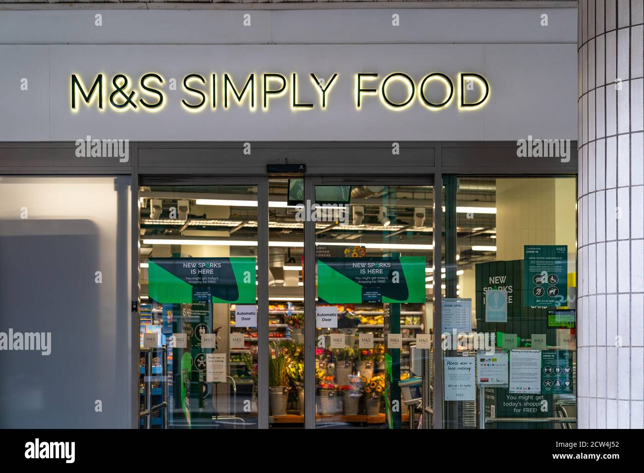 LONDRES, ANGLETERRE - 24 JUILLET 2020 : le magasin M&S (Marks and Spicers) Simply Food à Holborn, Londres, pendant la pandémie COVID-19 - 068 Banque D'Images
