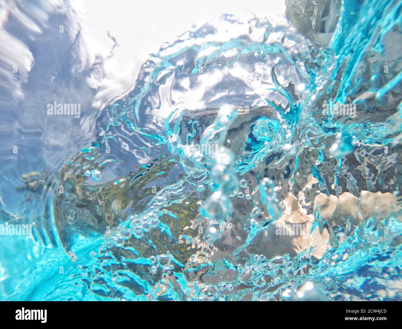 Bluewater dans la piscine ou la mer avec un arrière-plan à peine visible de silhouette humaine. Banque D'Images