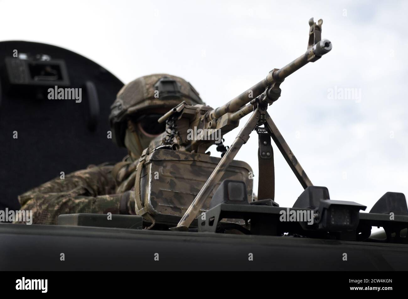 Soldat avec une mitrailleuse. Guerre du Caucase. Conflit militaire dans le Caucase Banque D'Images