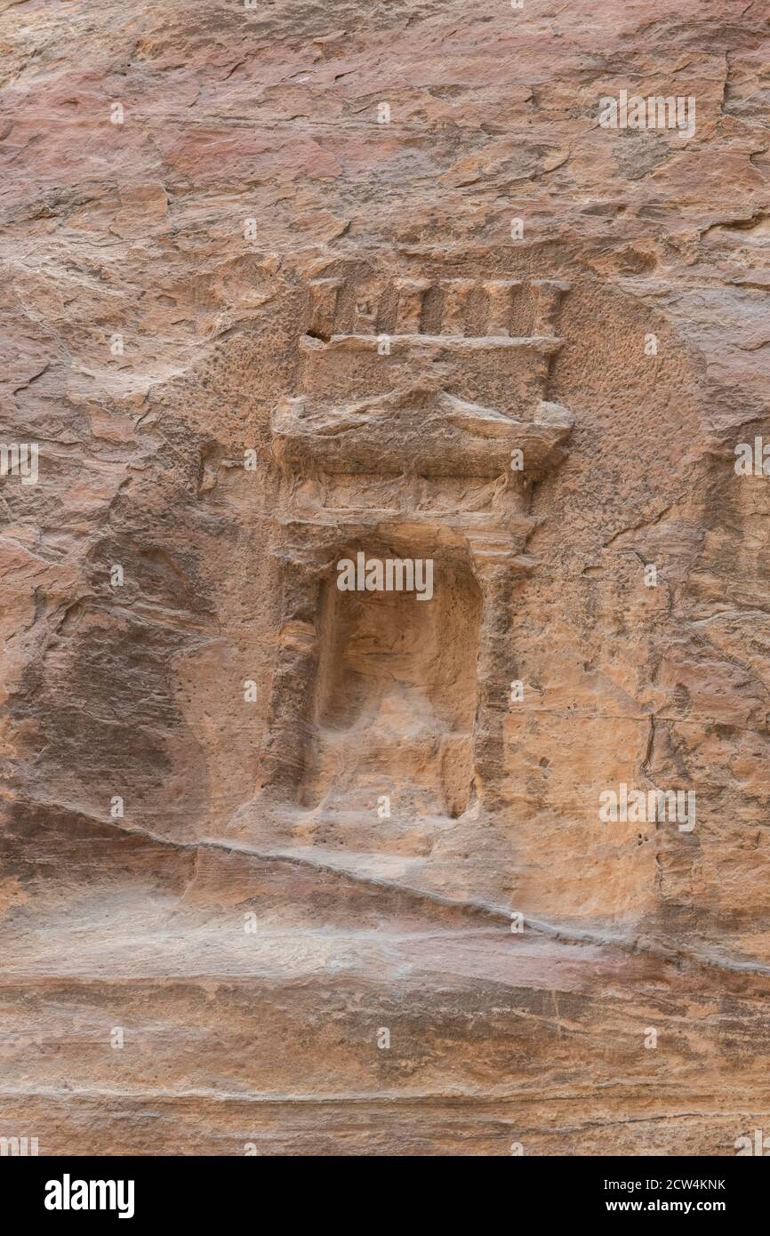 Jordanie, Petra (UNESCO) murs anciens en pierre sculptés dans la Siq. Gorge naturelle de 1.2 km de long et entrée dans l'ancien royaume nabatéen. Banque D'Images