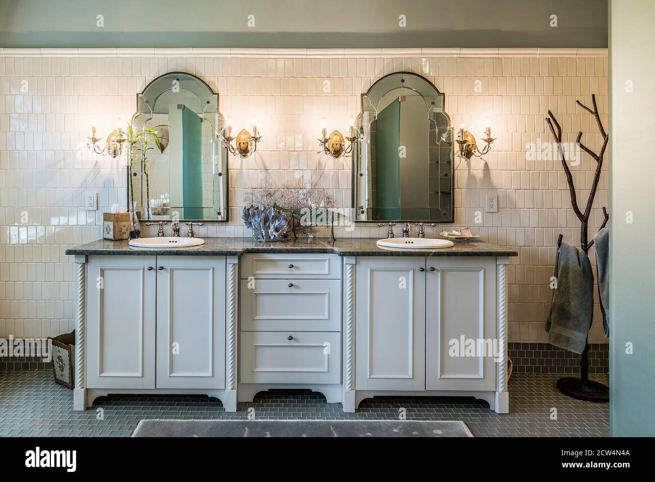 Meuble-lavabo de style intérieur de salle de bains. Banque D'Images