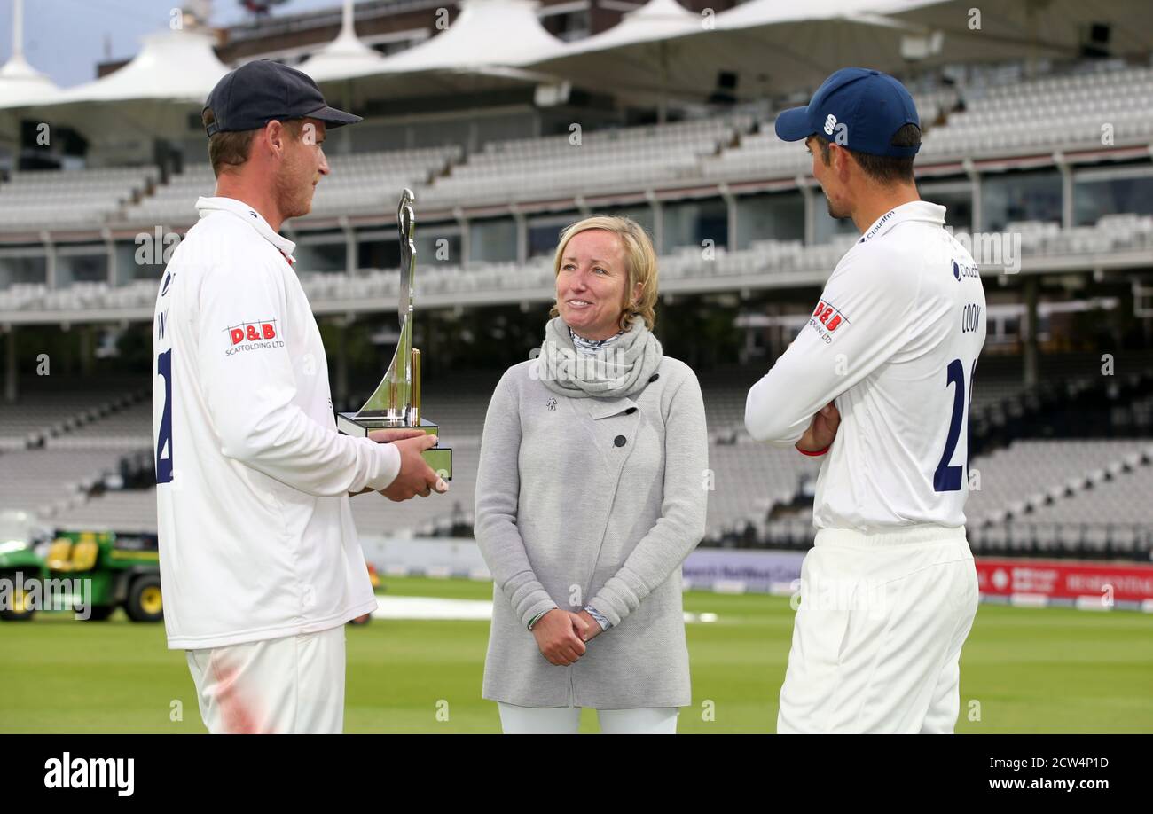 Tom Westley d'Essex (à gauche) avec le trophée aux côtés de Lauren Clark, veuve de Bob Willis, et de Sir Alastair Cook, après le cinquième jour de la finale du trophée Bob Willis à Lord's, Londres. Banque D'Images