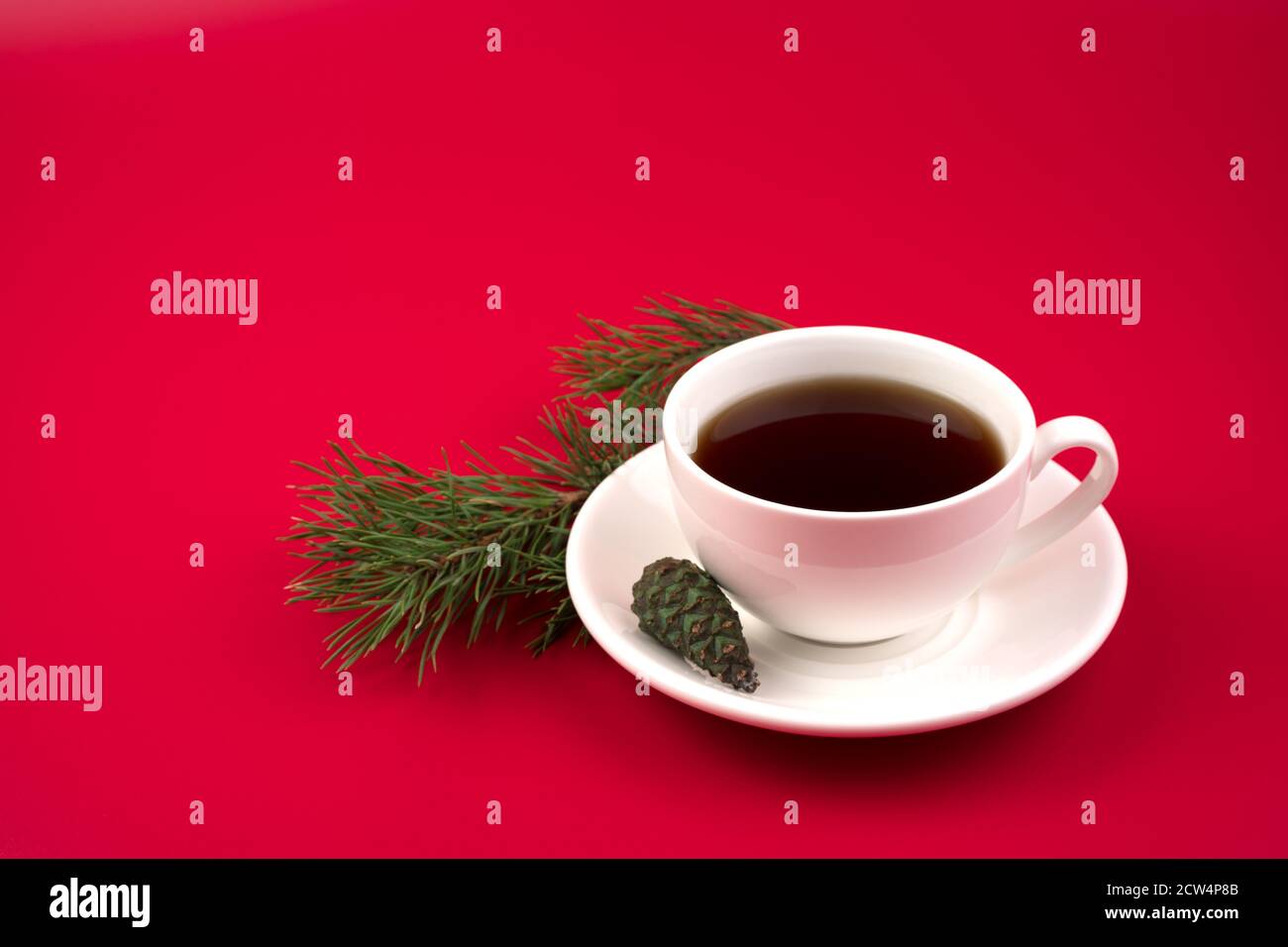 Bonne année 2021, composition de Noël avec une tasse de café et une branche de sapin. Banque D'Images