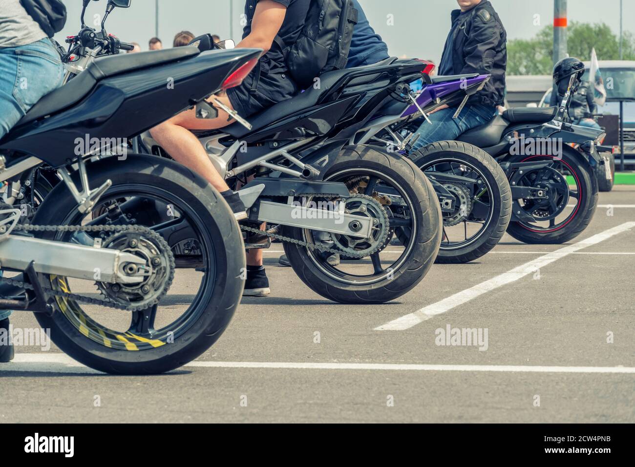 Quatre motos sont peu probables. Gros plan sur les roues arrière des motos Banque D'Images