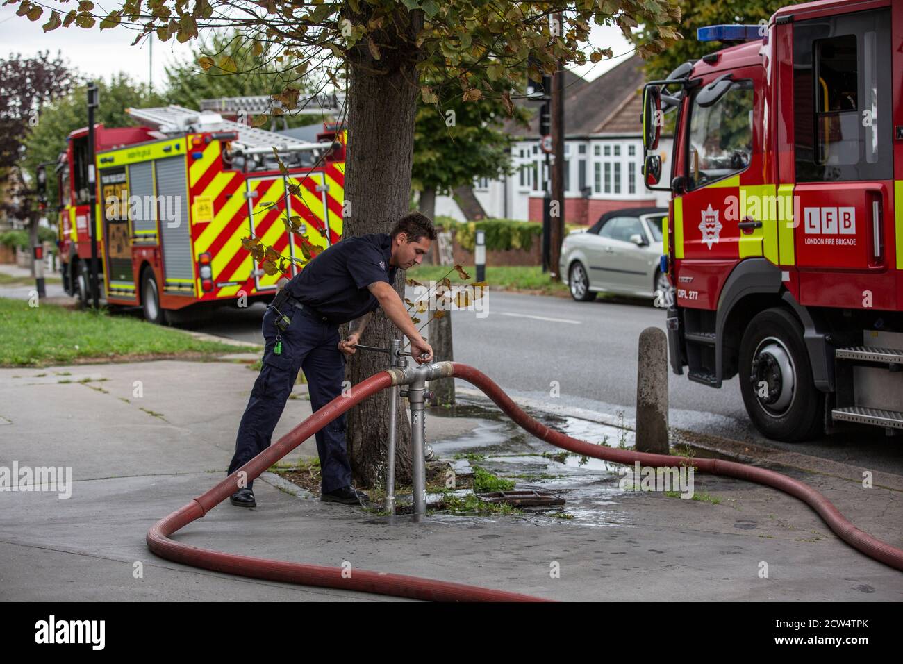 La brigade de pompiers de Londres assiste à un incendie de maison dans une rue résidentielle à Croydon, sud de Londres, Angleterre, Royaume-Uni Banque D'Images