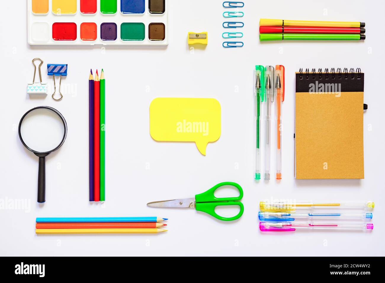 Cadre avec fournitures scolaires sur fond blanc. Flat lay, vue de dessus. Concept de retour à l'école Banque D'Images