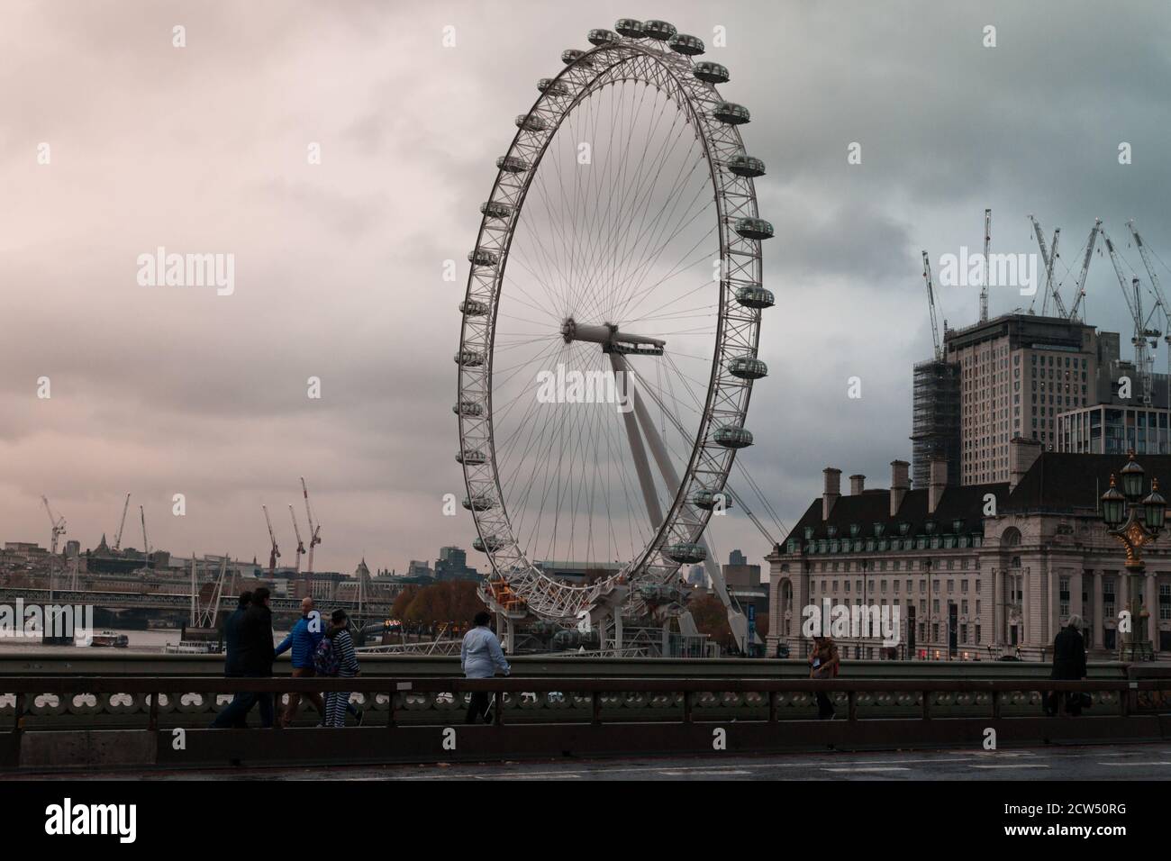 LONDRES, Royaume-Uni - 27 AVRIL 2018 : vue sur le London Eye et la Tamise, Londres. Banque D'Images